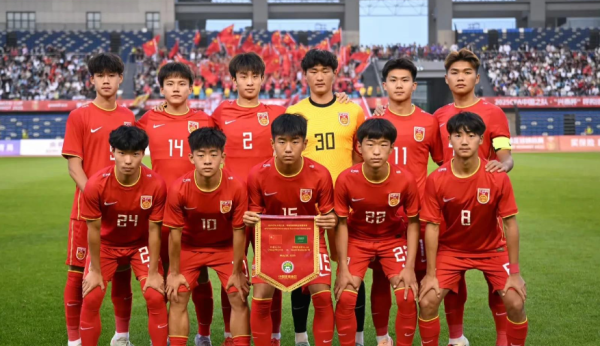 云配资 真不像以前的中国男足！4-0大胜+造红牌，16岁新星双响，出线稳了
